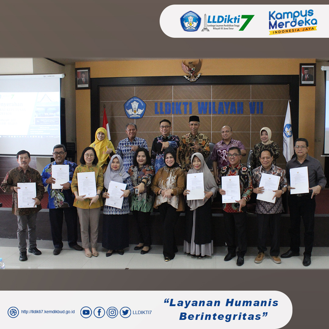 Kepala LLDIKTI Wilayah VII Serahkan Delapan SK Kenaikan Jabatan Akademik Dosen Profesor/Guru Besar 