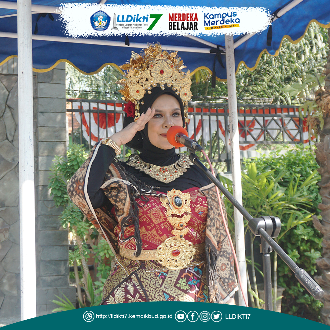 Kenakan Pakaian Adat Bali Kepala LLDIKTI Wilayah VII Pimpin Upacara Bendera Peringatan HUT Ke 78 RI