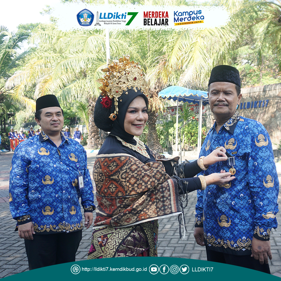 123 Pegawai LLDIKTI Wilayah VII Menerima Tanda Kehormatan Satyalancana Karya Satya